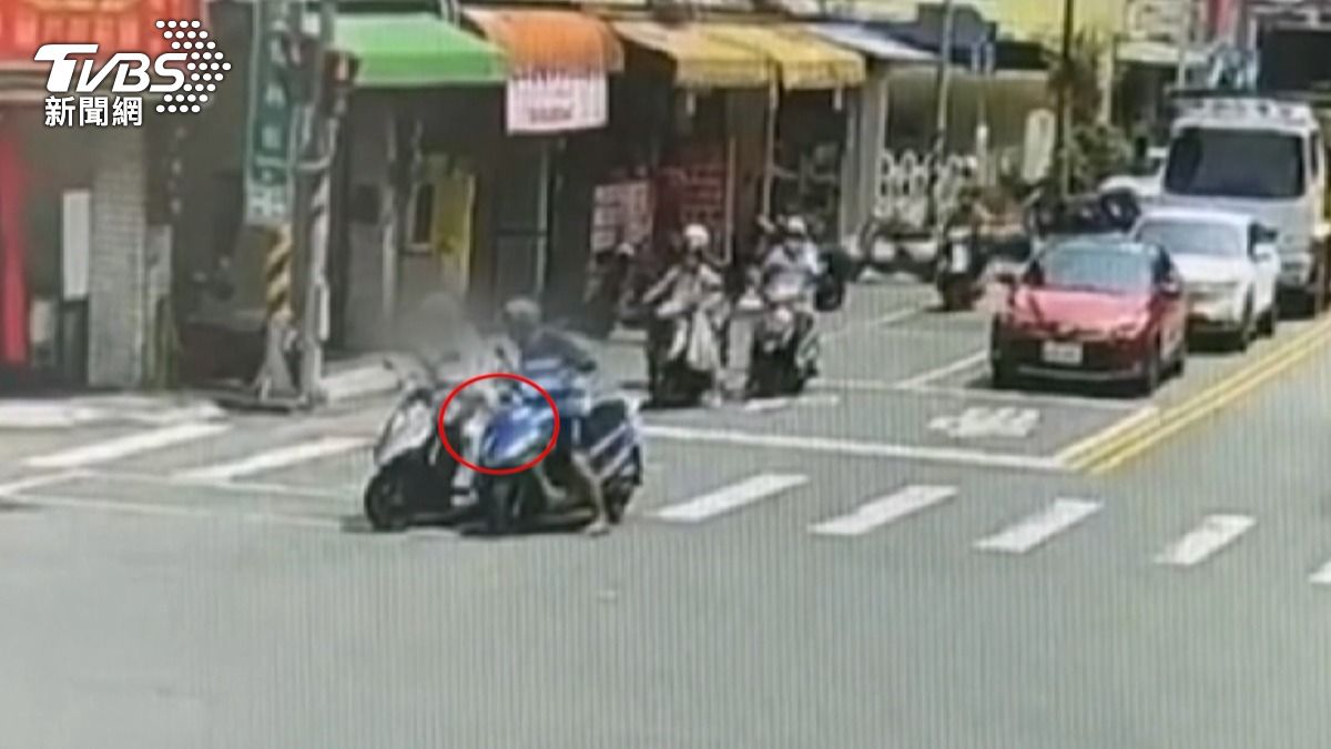 嘉義發生有男子隨機性騷女騎士，假借問路靠近落單女騎士後，直接伸出鹹豬手，短短2小時內就有5人受害。（圖／TVBS）