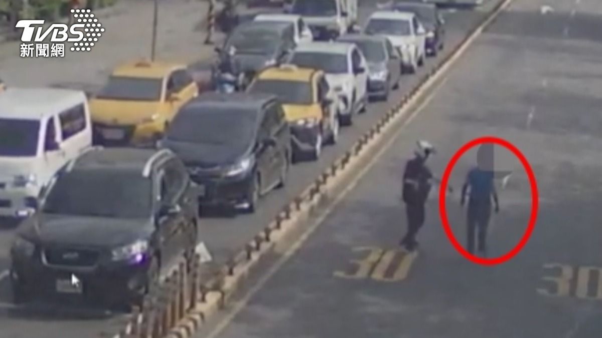 連闖車道中央不聽勸，男遭警壓制管束。（圖／TVBS）