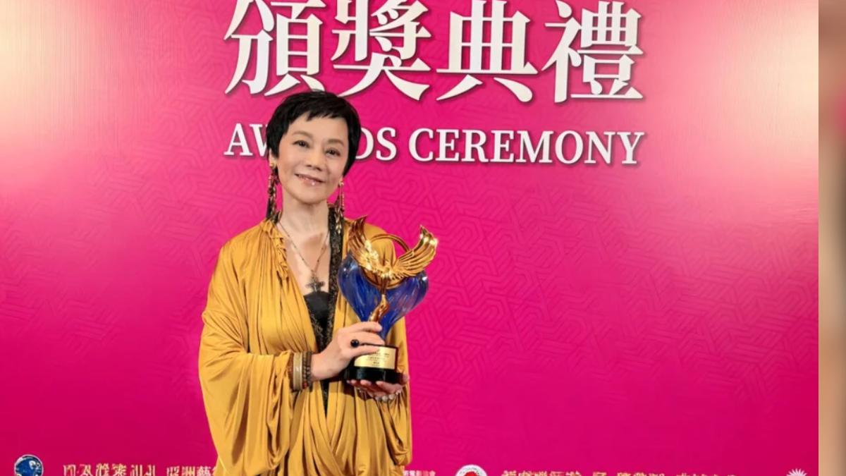張艾嘉獲獎後宣布「2026果實藝術創作營」驚喜加碼「電影院美學課」。（圖／甲上娛樂提供）