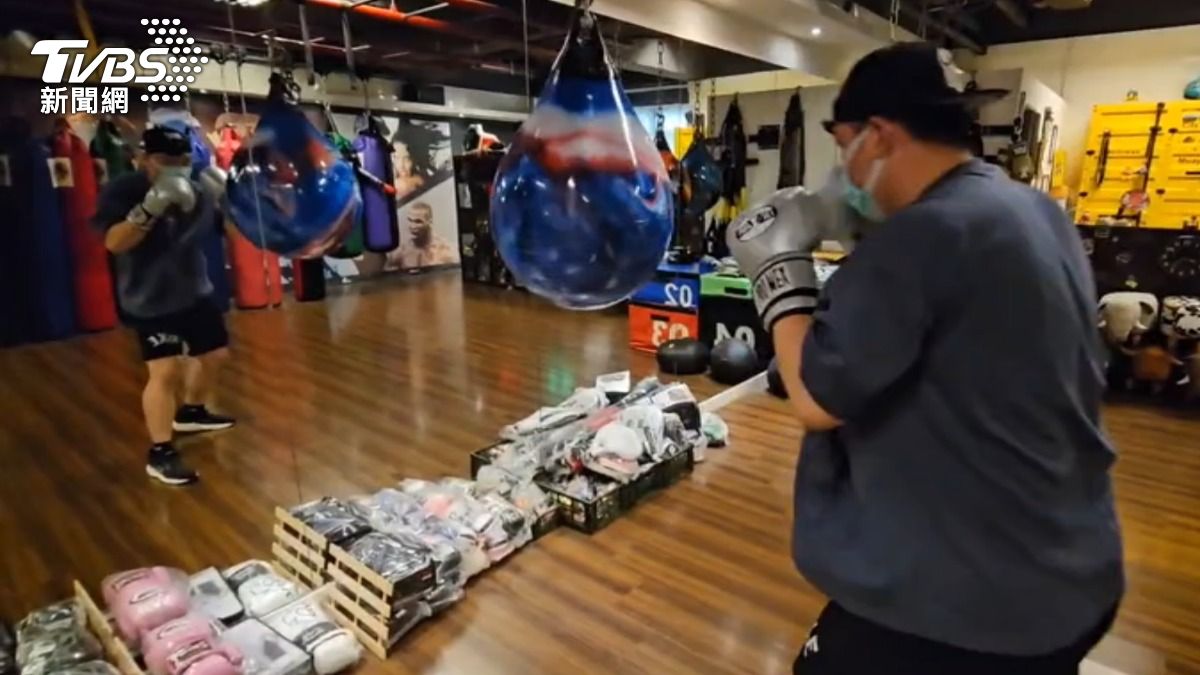 拳擊賽前量血壓及檢查裝備是否完善，為安全第一線。（圖／非當事業者、教練）