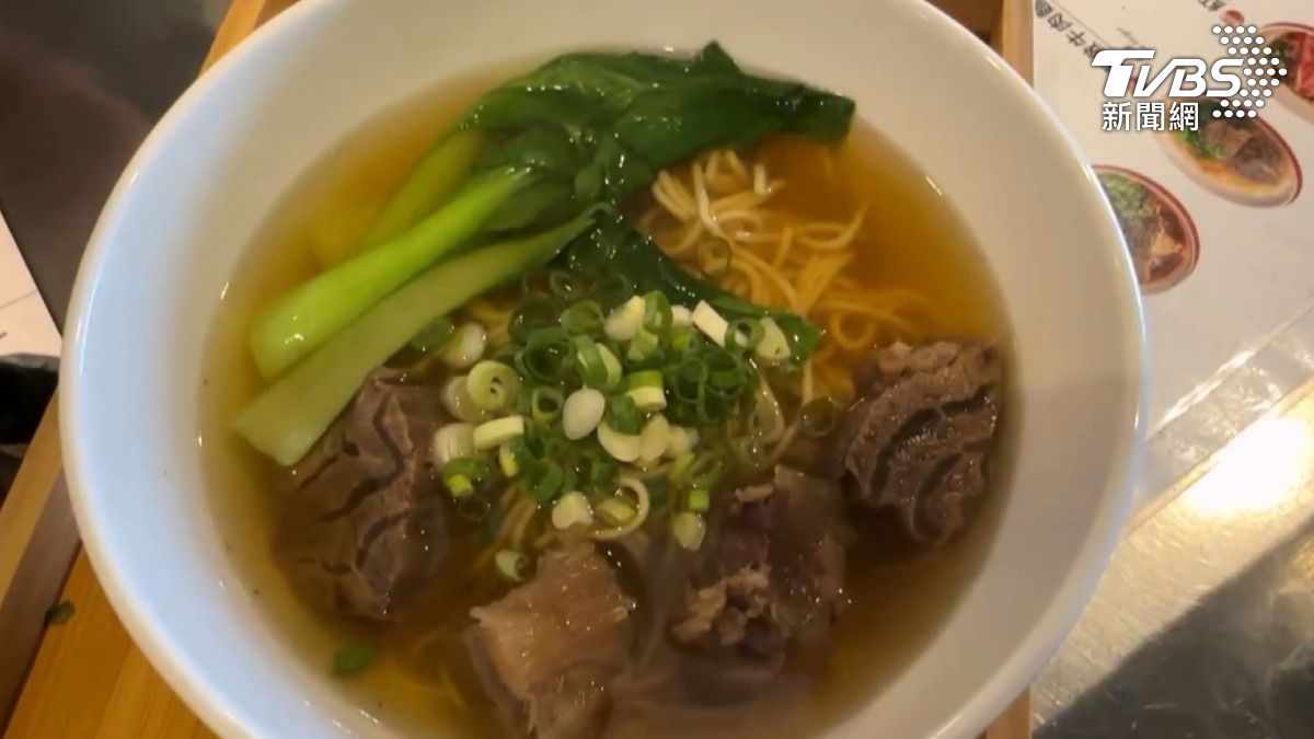 這間牛肉麵店販售的清燉牛肉麵，店內與外送價格差異懸殊，讓不少消費者難以接受。（圖／TVBS）