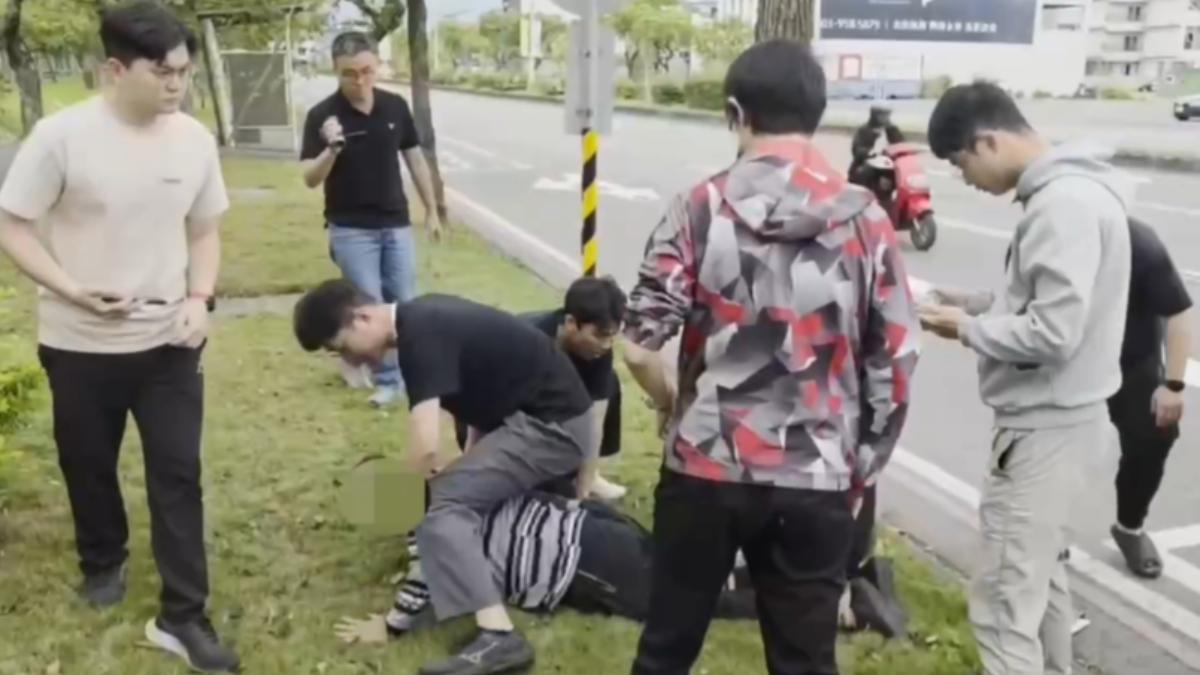 多名員警合力將車手壓制在地，阻止面交取款。（圖／TVBS )