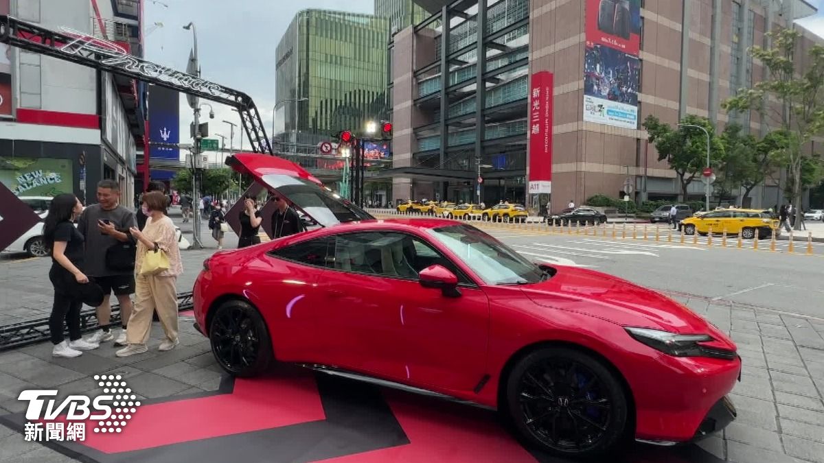 日本大廠油電雙門跑車。(圖/TVBS)