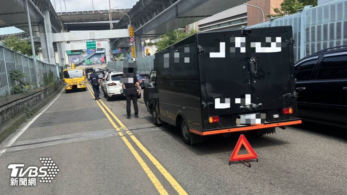 運鈔車煞車不及釀4車連環撞。（圖／TVBS）