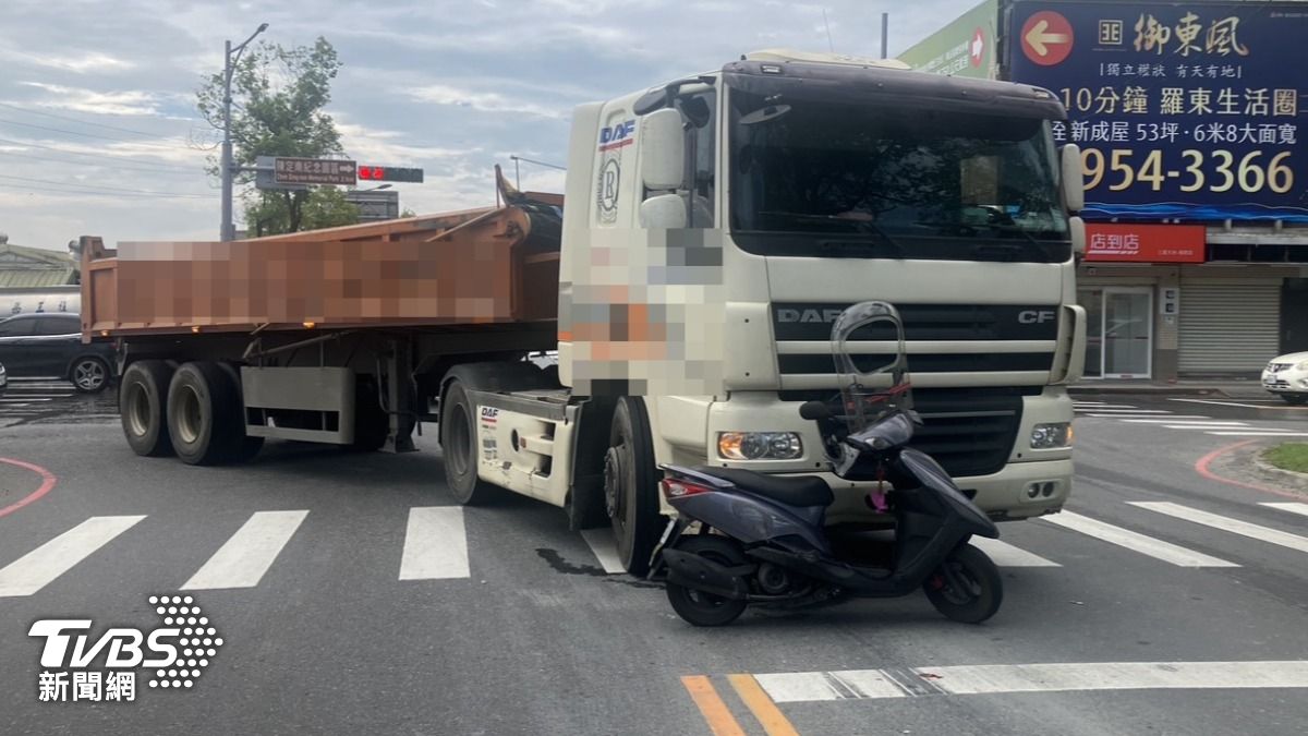 騎士疑誤入內輪差範圍,碰上砂石車駕駛視線死角,發生驚悚事故。(圖/TVBS)