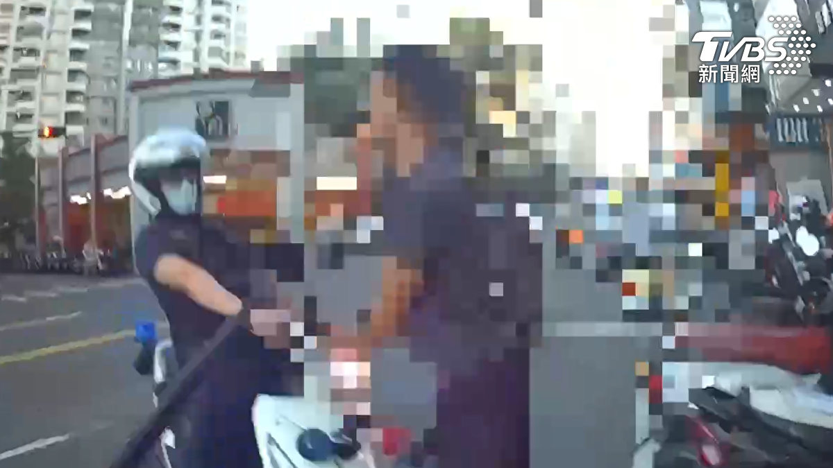 騎乘機車到場的員警差點遭到男子攻擊,驚險躲過後,嫌犯開始後退並鑽進巷弄企圖逃跑。(圖/TVBS)