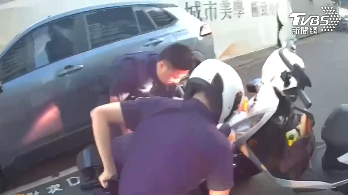 三名員警聯合控制嫌犯,經警方壓制後依妨害公務罪嫌逮捕。(圖/TVBS)