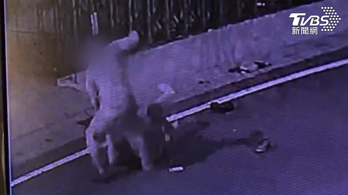 屏東縣枋寮鄉一名曾代表獨派、兩度投入選舉的丁姓男子,21日深夜在自家門口遭人毆打。(圖/TVBS)