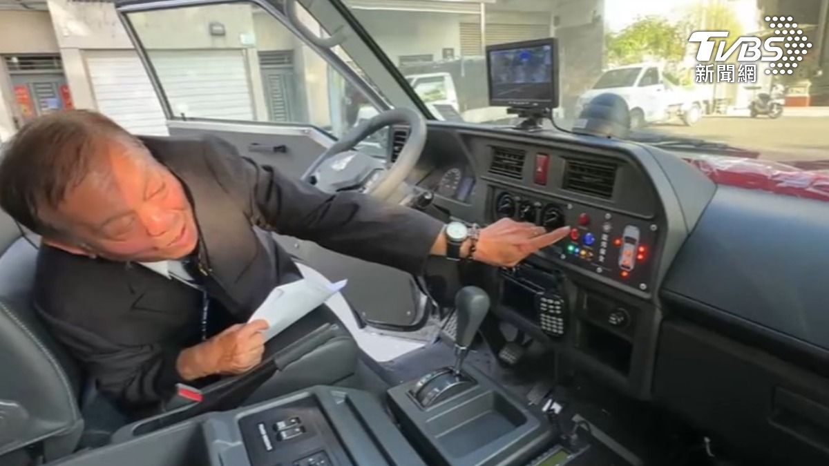 預防假車禍真搶劫，保全公司業者揭秘車輛秒失去動力的關鍵按鈕。（圖／TVBS）