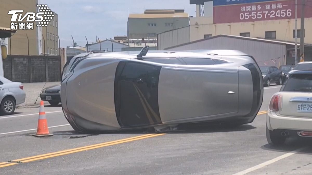  雲林工程路段驚傳四車連環撞！休旅車切入　直行車慘翻覆。(圖／TVBS)