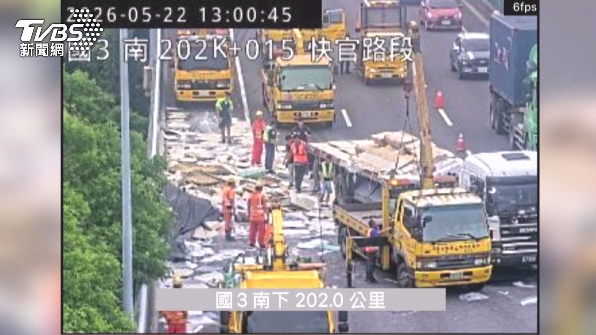  斗六休旅違規迴轉　直行車閃避不及側翻。(圖／TVBS)