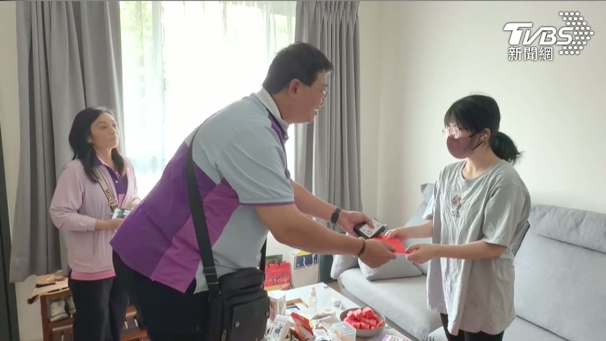 冷熱冰藏「這配料」　女遊客過敏急送醫。(圖／TVBS)