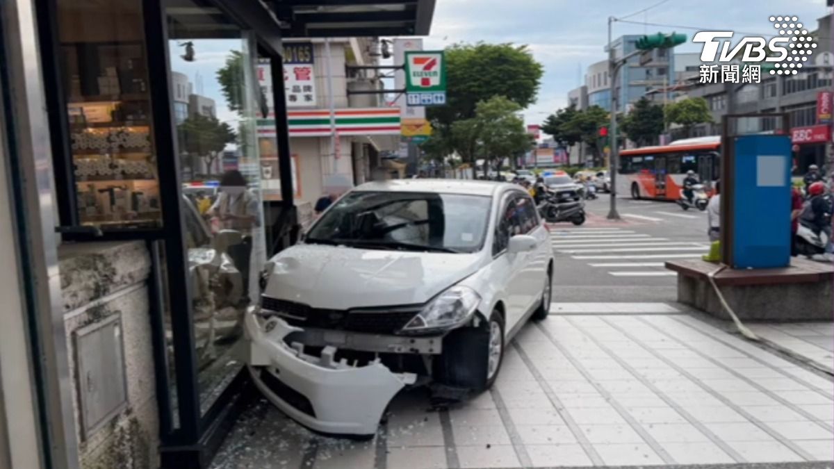 白色小客車在與機車碰撞後失控，整輛車直接往左衝撞轉角處的店家。（圖／TVBS）