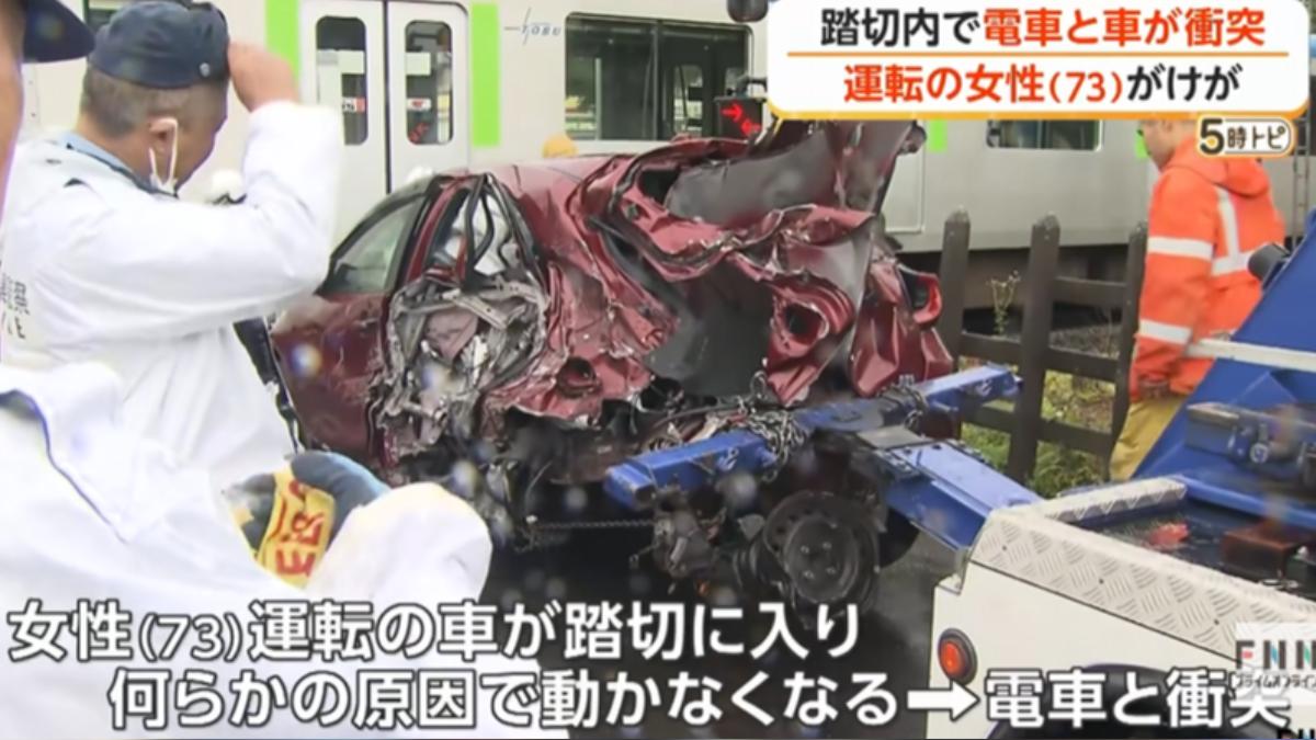 行經軌道車突然故障!73歲女駕駛驚險逃生 下秒車遭撞爛