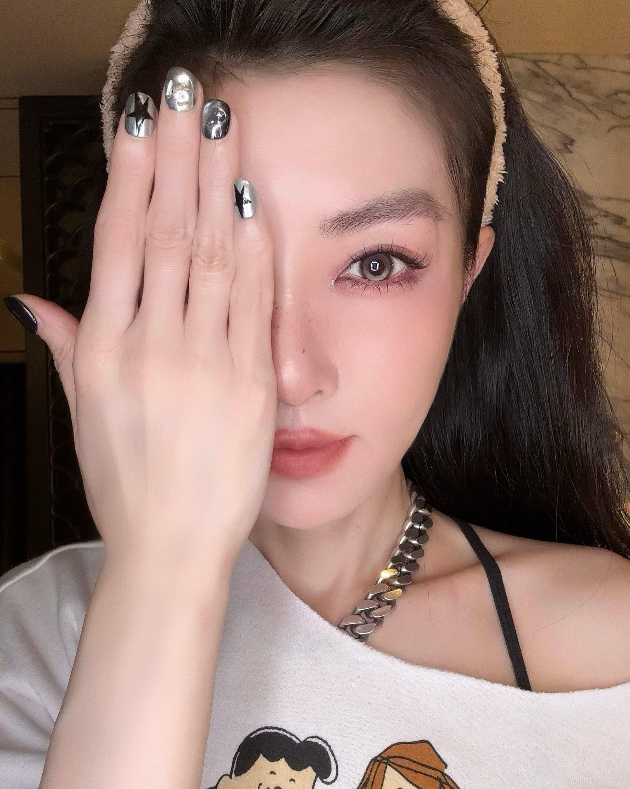 即使遮住半邊臉,但仍能看出謝金燕的膚況緊緻。(圖/翻攝自IG@jeanniehsieh___bb)