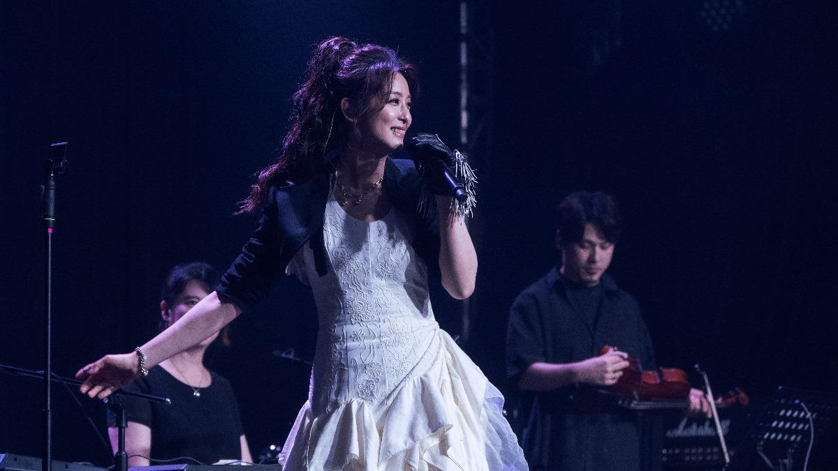 賴雅妍演唱〈遇見你〉,為仍在住院的好友温嵐集氣。(圖/寬宏藝術提供)