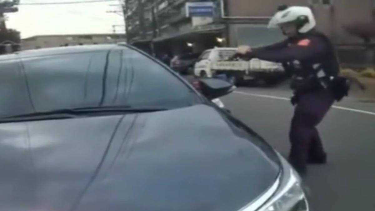 駕駛企圖撞警遭開槍。(圖/TVBS)