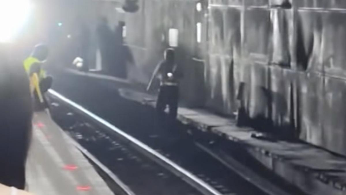 台鐵驚魂!整輛機車衝下板橋車站 騎士慘摔還跳軌遭上銬送醫
