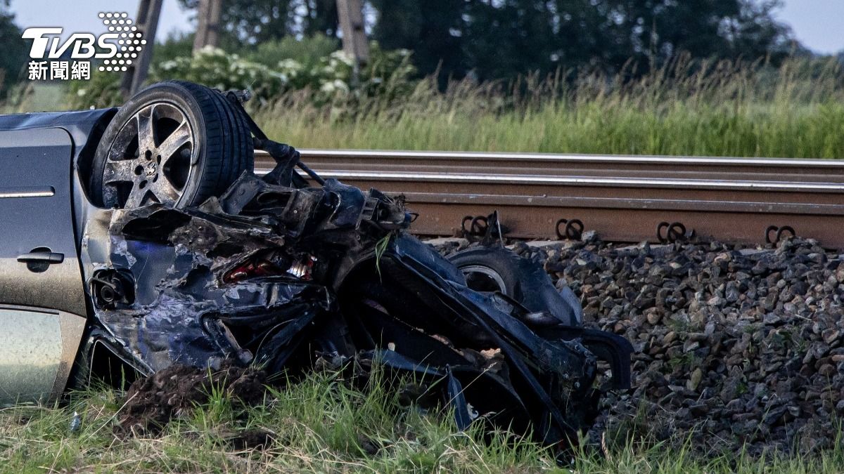 開過日平交道突停下！她見列車衝來　滿嘴血跳車「秒被撞成廢鐵」