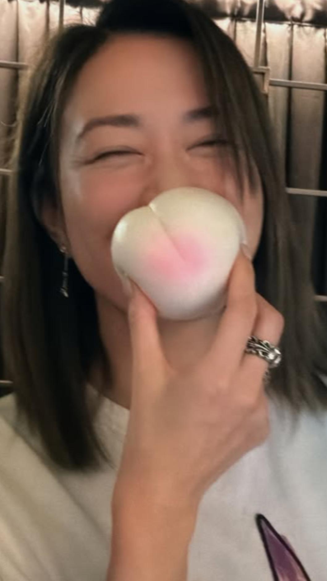 佘詩曼與傳統壽桃合影。(圖/翻攝自IG@charmaine_sheh)