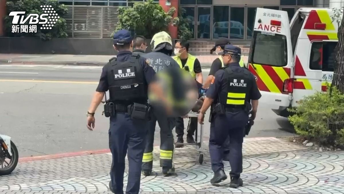 陳男騎機車衝下板橋車站月台,警消到場將其送醫救治。(圖/TVBS)