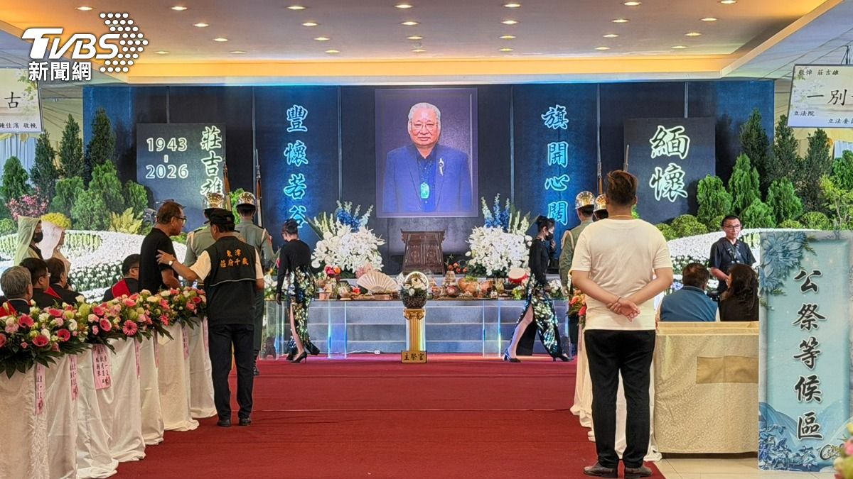 莊吉雄告別式於高雄市立殯儀館舉行,現場莊嚴且氣氛哀戚。(圖/TVBS)