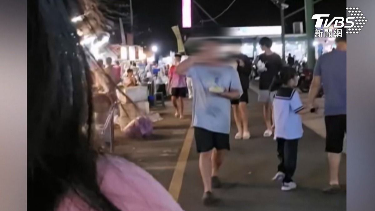高雄一名女子逛夜市沒買榴槤,攤商竟「尾隨半小時」她嚇壞錄影報警。(圖/TVBS)