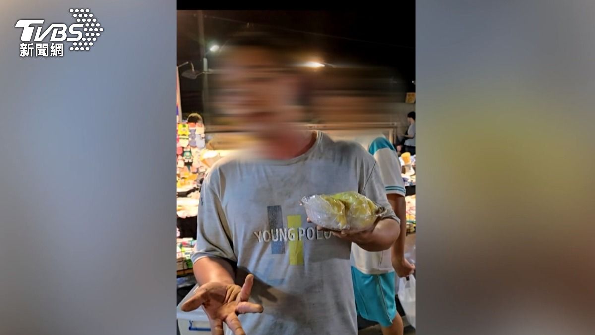 女子更控訴根本是專挑女生下手,警方到場後,攤商澄清是女子摔壞他的榴槤,才要求她買下負責。(圖/TVBS)
