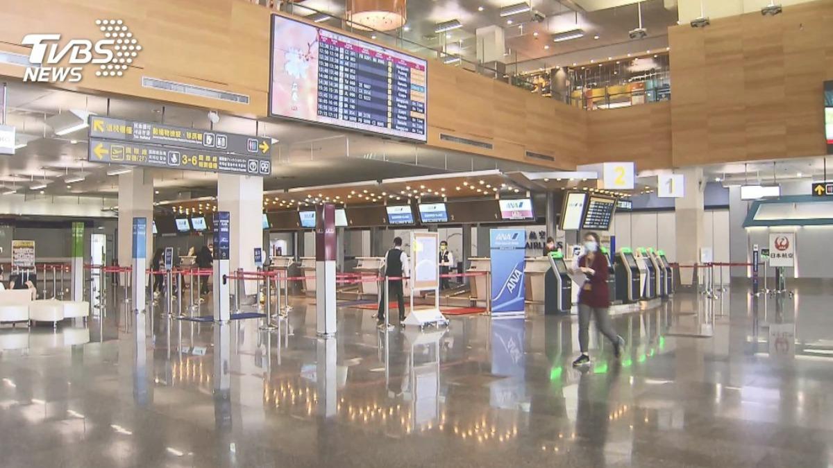 老鳥航警檢查行李藉機襲胸 還要女警聞一下