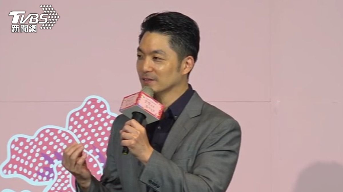 台北市長蔣萬安出席金婚表揚活動,笑稱自己結婚18年已經覺得日子很長。(圖/TVBS)