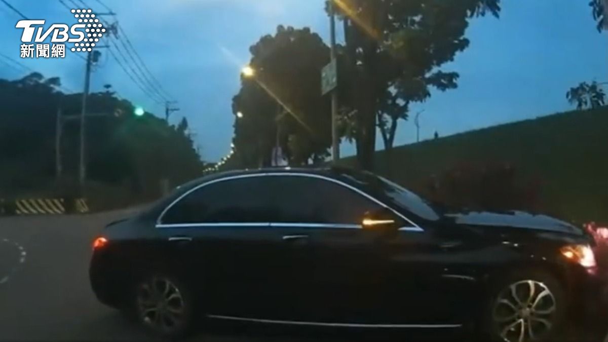 男子毒駕上路,還橫停路中央睡覺。(圖/TVBS)