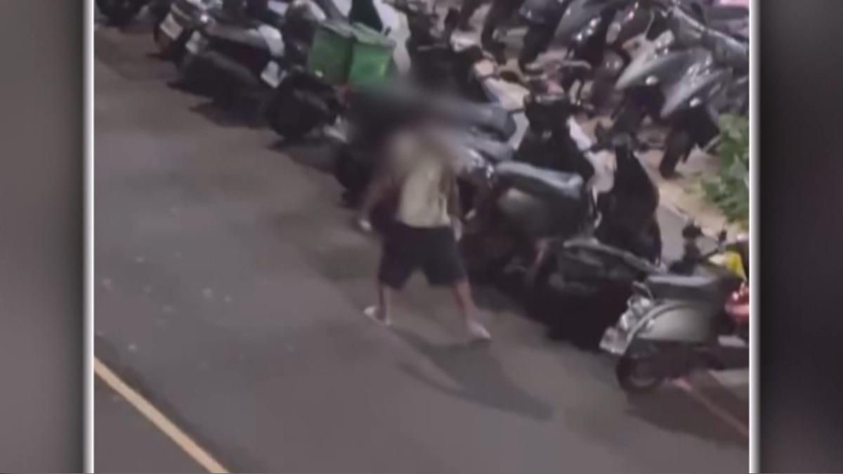 台中醉男深夜鬧街「學狗叫」推倒機車。(圖/民眾提供)