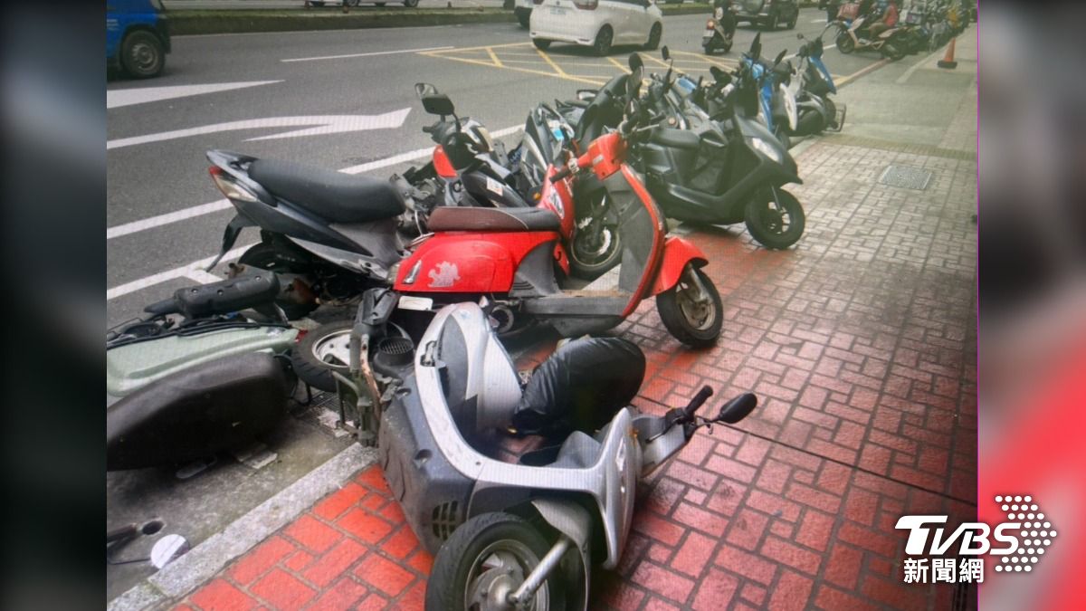 14台機車像骨牌全倒，駕駛肇事後棄車落跑。（圖／TVBS）