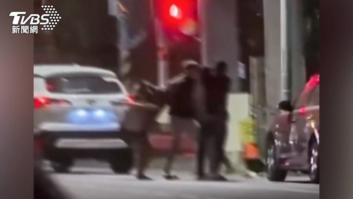 台南安平區凌晨爆發街頭衝突,一對男女要向一名呂姓男子索討托嬰費,竟遭呂姓男子預藏武器伏擊。(圖/翻攝台灣讚警)