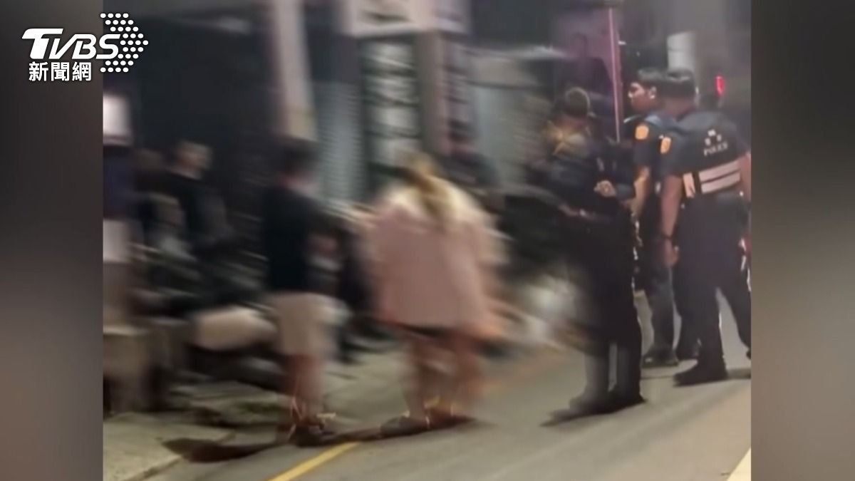 警方到場後立刻將人壓制逮捕,更誇張的是,呂姓男子3月才毆打維修員,如今持刀棒砍傷同事。(圖/翻攝台灣讚警)