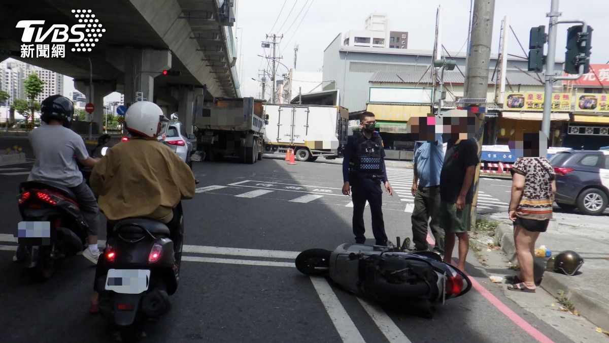 高雄砂石車闖燈直衝！女騎士噴飛險遭輾　驚悚瞬間曝