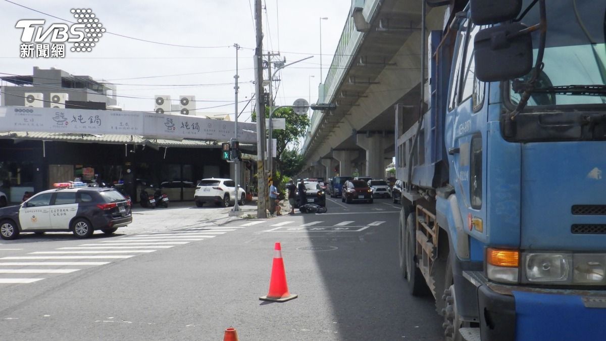 砂石車直闖紅燈撞飛女騎士。(圖/TVBS)