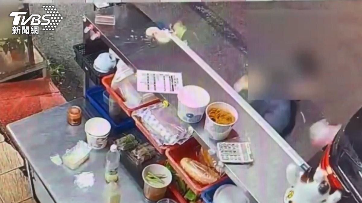 高雄小港發生一起攻擊事件，一家異國料理店老闆娘倒垃圾碰到車，遭討債男怒出拳痛毆。（圖／TVBS）