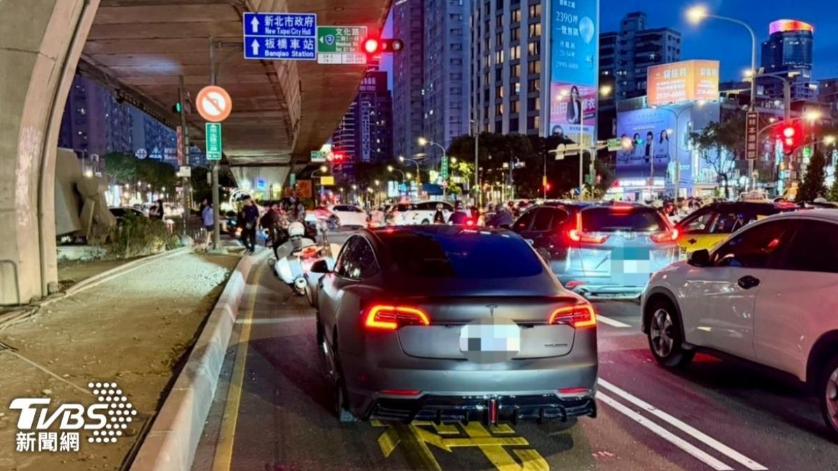 男子駕駛特斯拉追撞警用機車，現場無人員傷亡。（圖／TVBS）