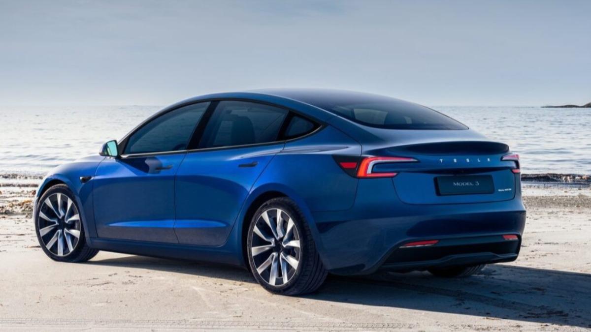 Model 3原有的深藍色已經被海軍藍車色取代。(圖/Telsa)