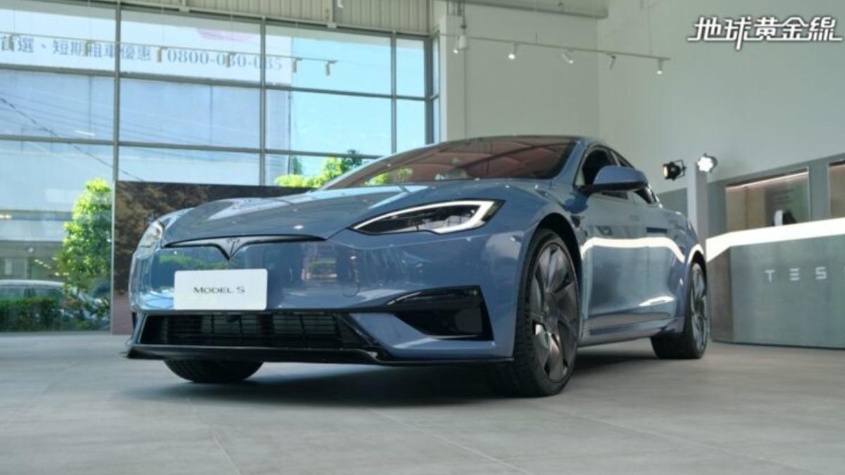 冰霜藍是Model S改款後新增的車色,不過Model S目前已經停產。(圖/地球黃金線)