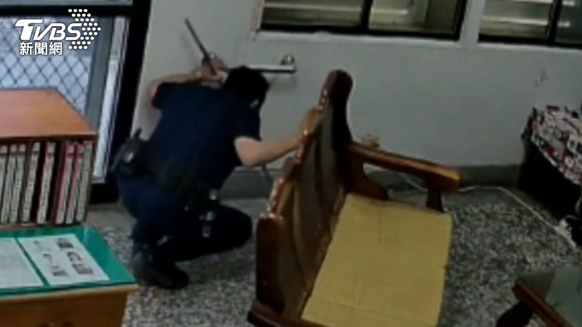 錦蛇順著排水孔溜進室內。（圖／TVBS）