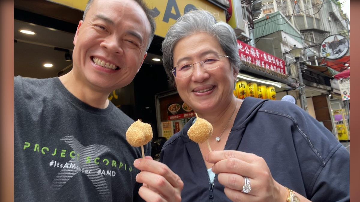 蘇姿丰與同事一同品嚐台灣小吃,手上鑽石戒指意外成為焦點之一。(圖/翻攝自Lisa Su X)
