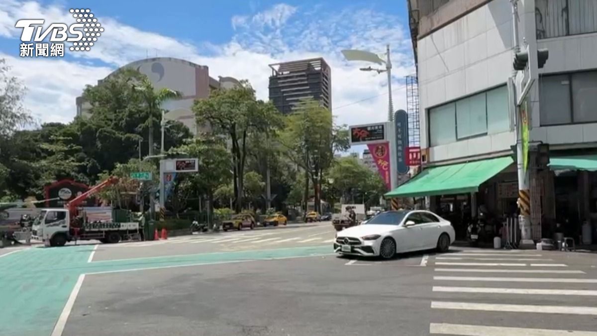 事故主因之一為路口號誌故障，完全沒有紅綠燈運作，導致雙方駕駛都以為可以直接通過，未料在路中央發生碰撞。（圖／TVBS）