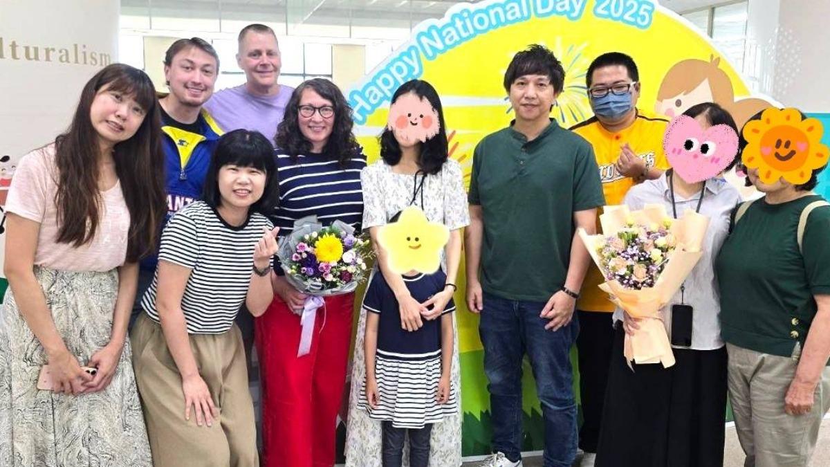 寄養媽淚崩送別!新竹女童「父入獄母亡」身世慘 美夫婦跨海收養