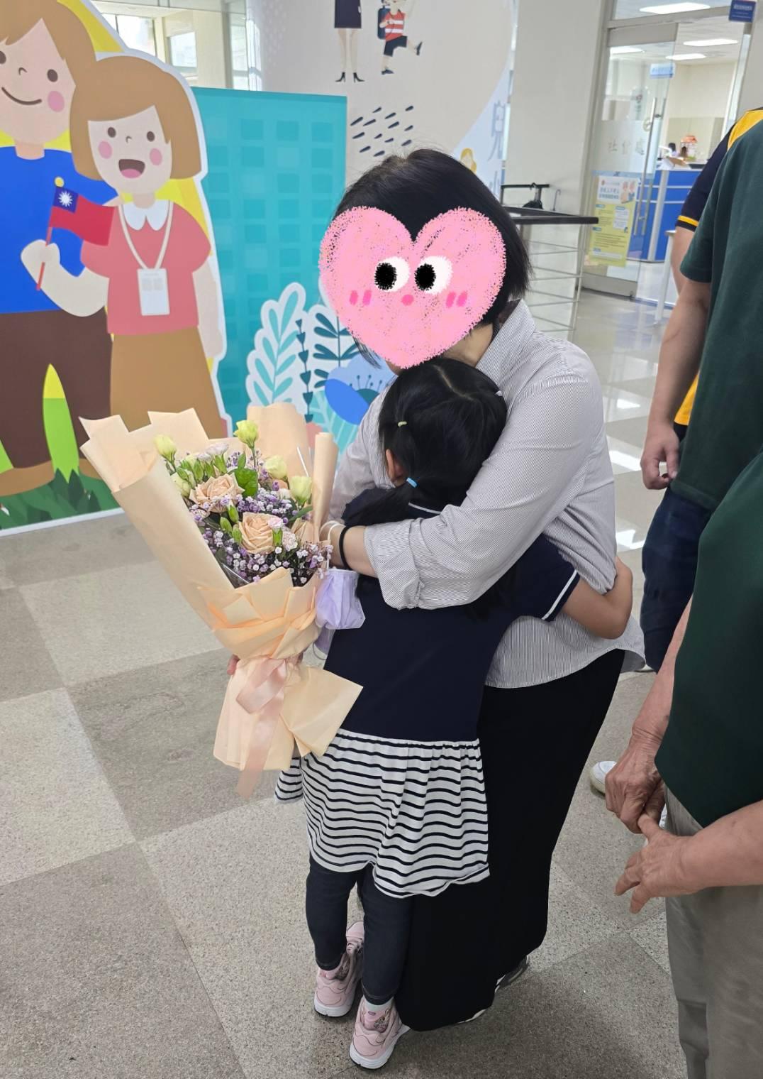 寄養媽媽不捨告別。(圖/新竹縣政府提供)