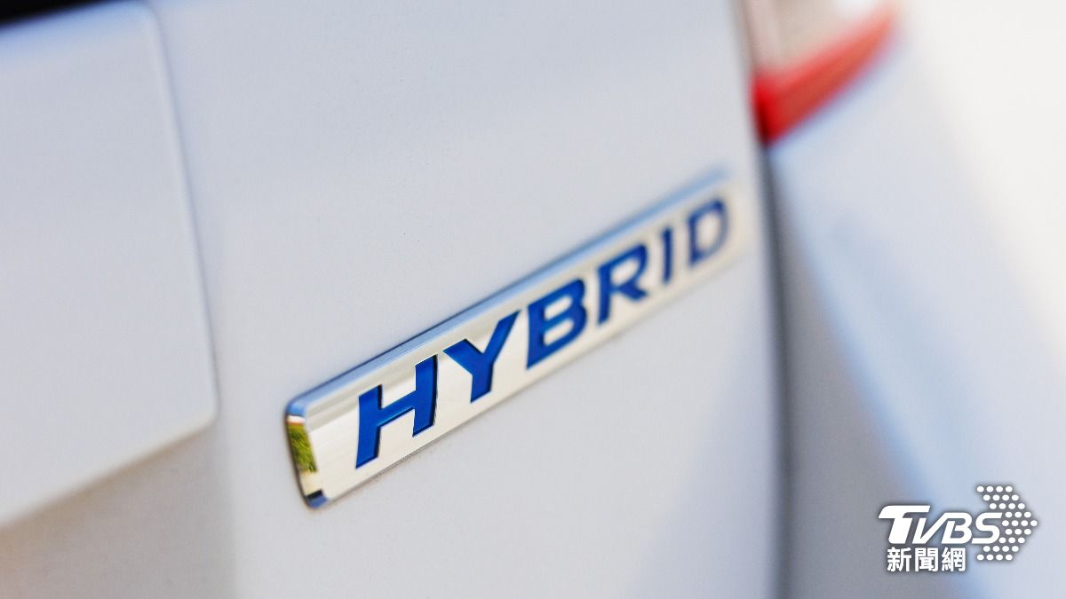 近年來加油越來越貴、環保意識抬頭下,「油電混合車(Hybrid)」成為不少民眾的購車首選。(圖/達志影像 shutterstock)
