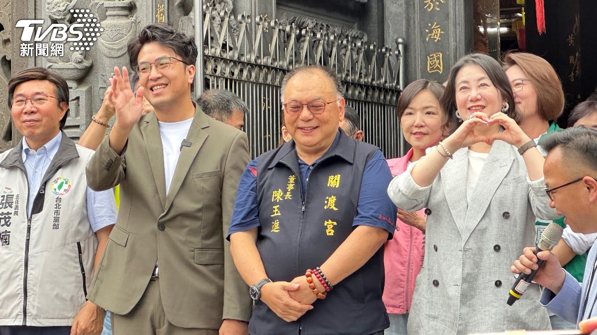 沈伯洋23日與競選總幹事吳思瑤(右1)、綠台北黨部主委張茂楠(左1)及議員一同參拜關渡宮。(圖/潘袁詩羽攝)