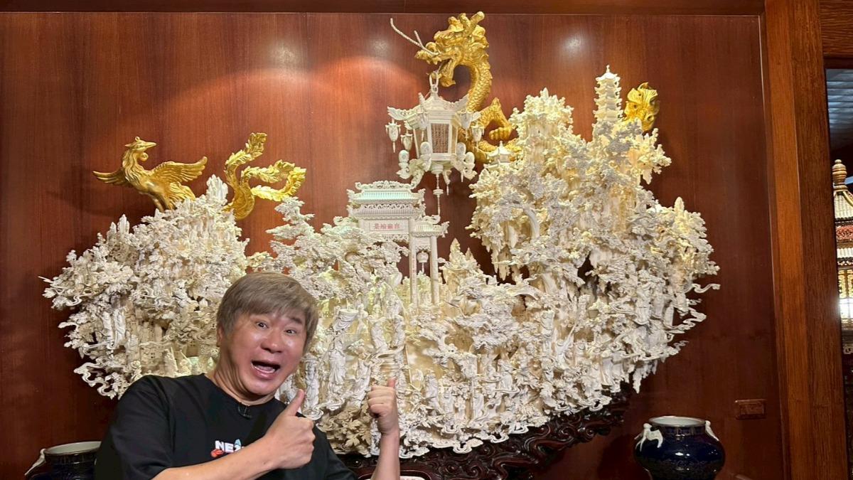 胡瓜見屋主收藏震驚不已。(圖/《下面一位》提供)