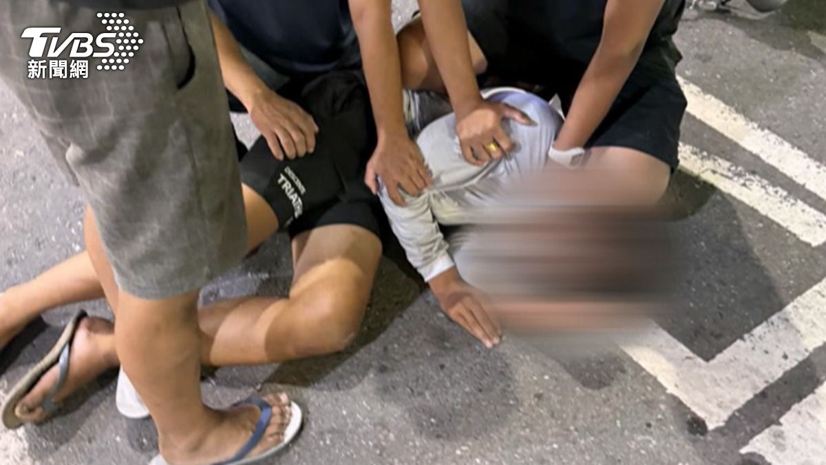 附近鄰居聞聲趕來協助圍捕,成功將正要騎車離開的搶匪攔下。(圖/TVBS)